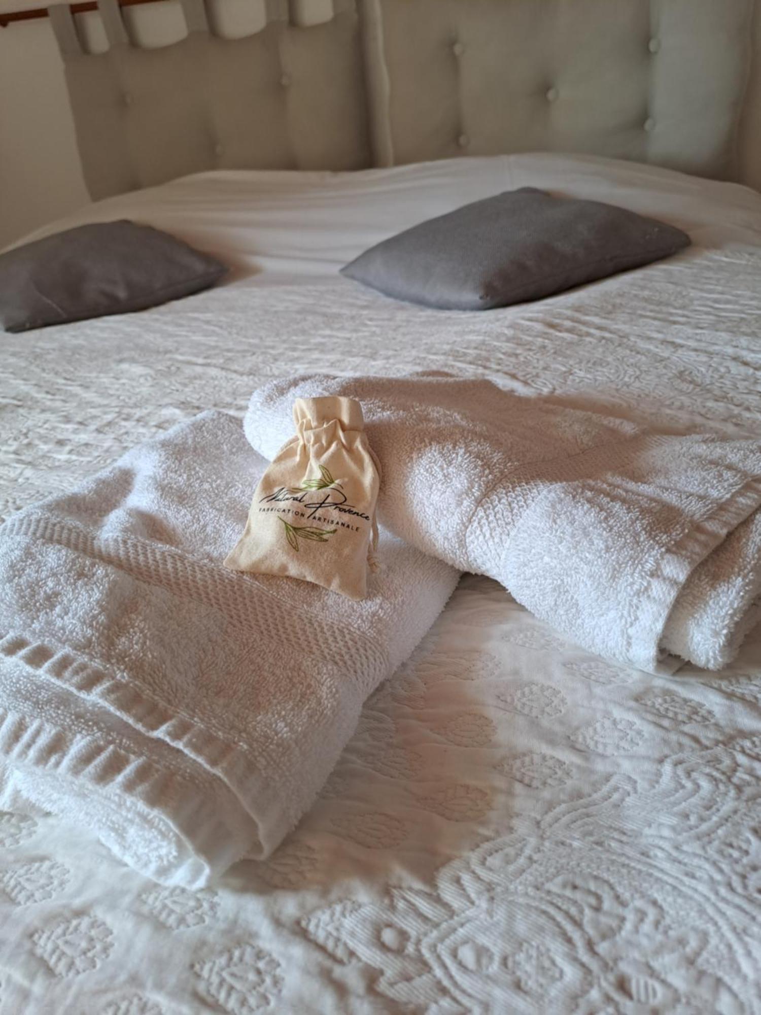 Les Roses Tremieres Bed & Breakfast Bargème Exterior foto