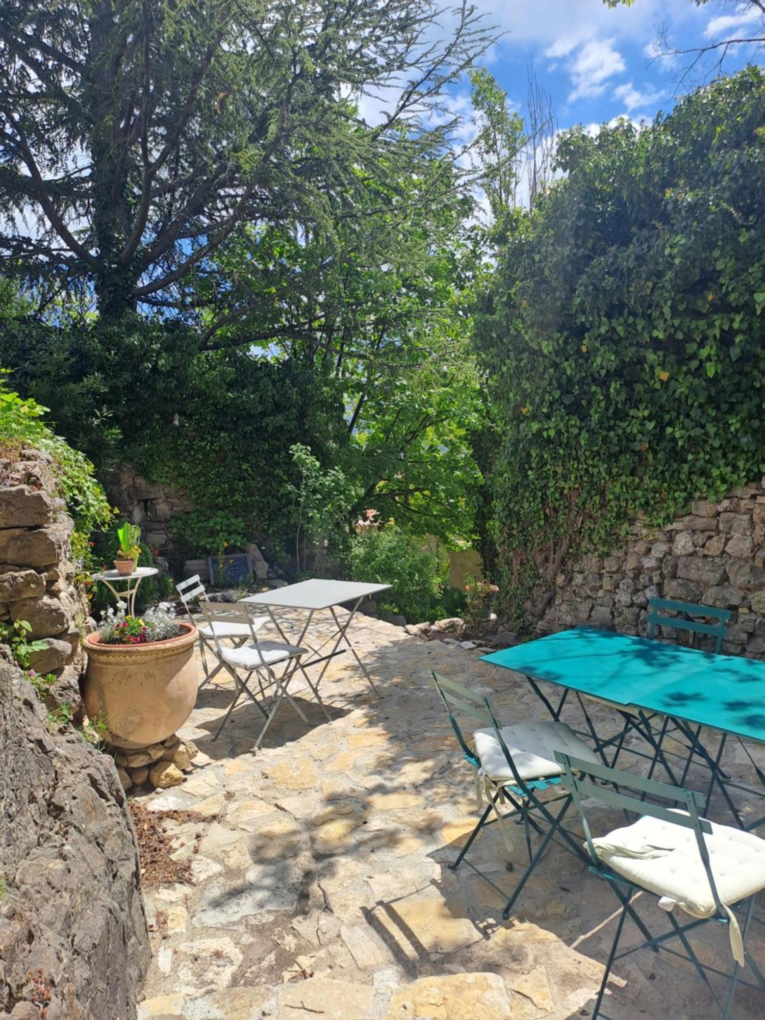Les Roses Tremieres Bed & Breakfast Bargème Exterior foto
