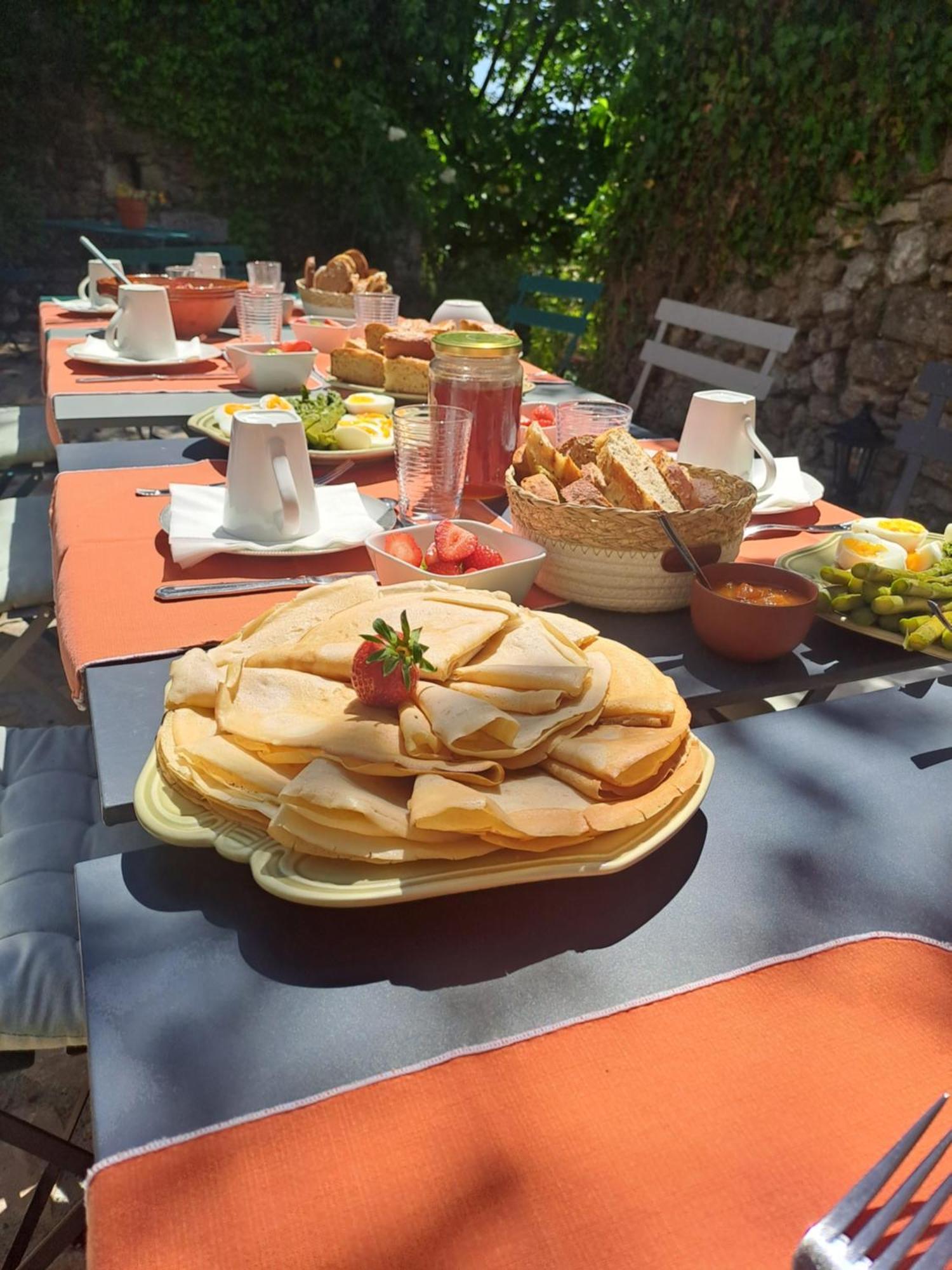 Les Roses Tremieres Bed & Breakfast Bargème Exterior foto